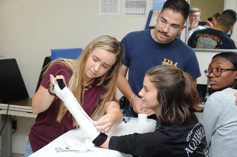 SMP2 Teaches Students About Medicine at NHP