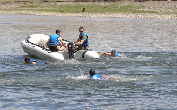 U.S. Marines teach MAF riverine ops
