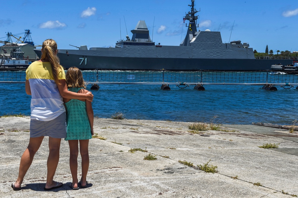 RSS Tenacious (71) enters Pearl Harbor in preparation for RIMPAC 2018