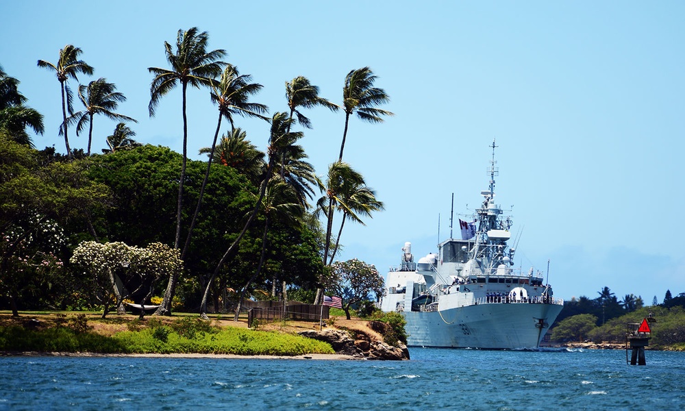 HMCS Vancouver enters Pearl Harbor in preparation for RIMPAC 18