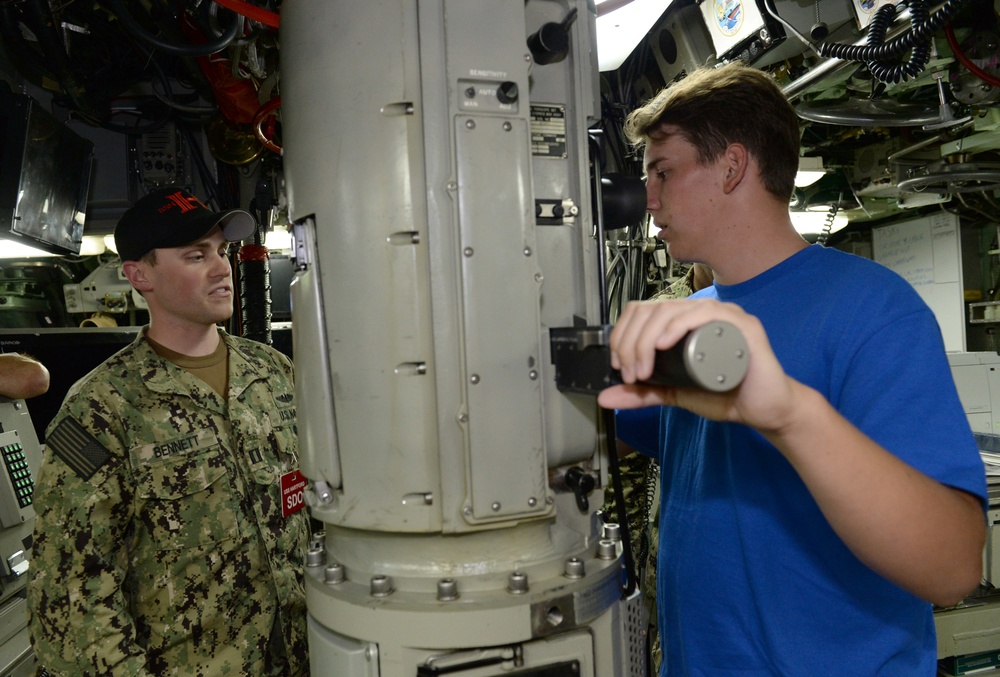 USS Hartford Hosts Make-A-Wish Teenagers