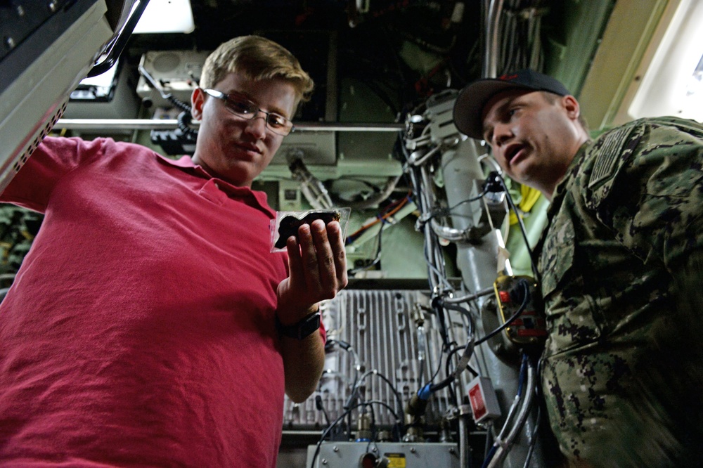 USS Hartford Hosts Make-A-Wish Teenagers
