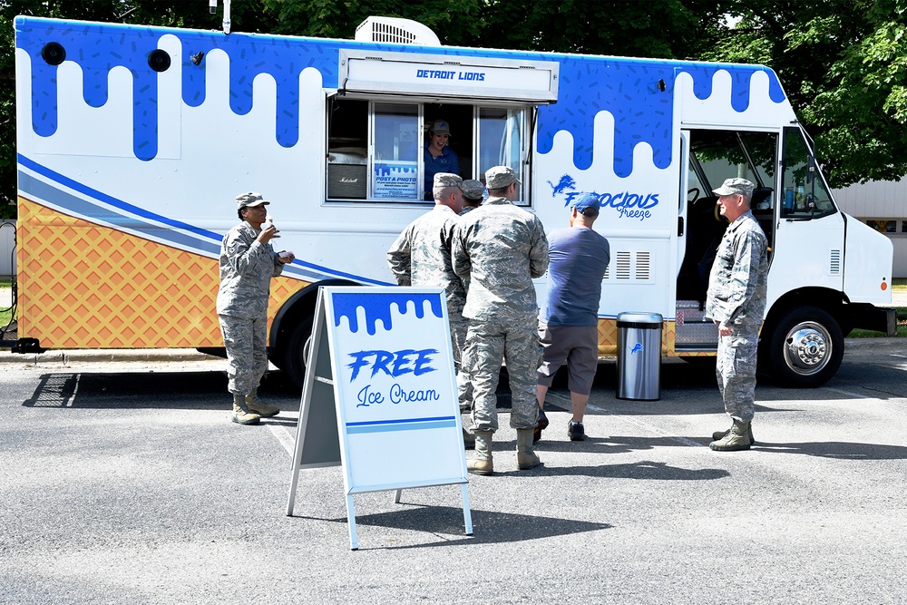 Detroit Lions honor Service Members with Ice Cream