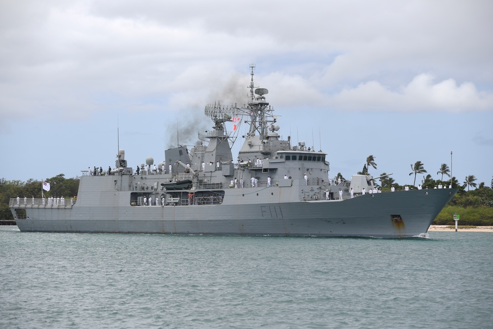 HMNZS Te Mana (F111) enters Pearl Harbor in preparation for RIMPAC 2018