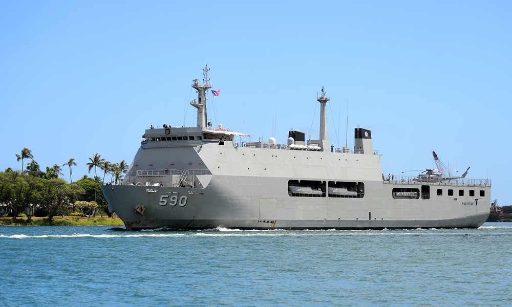 Republic of Indonesia Navy landing dock ship KRI Makassar (590) enters Pearl Harbor in preparation for RIMPAC 2018