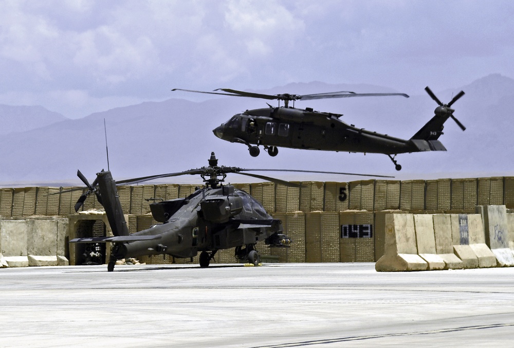 UH-60 Blackhawk landing