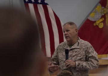 CMC visits SPMAGTF-CR-CC Marines