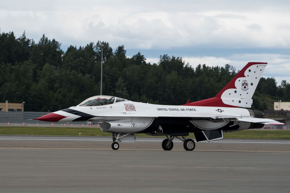 Thunderbird demo team arrives at JBER for Arctic Thunder