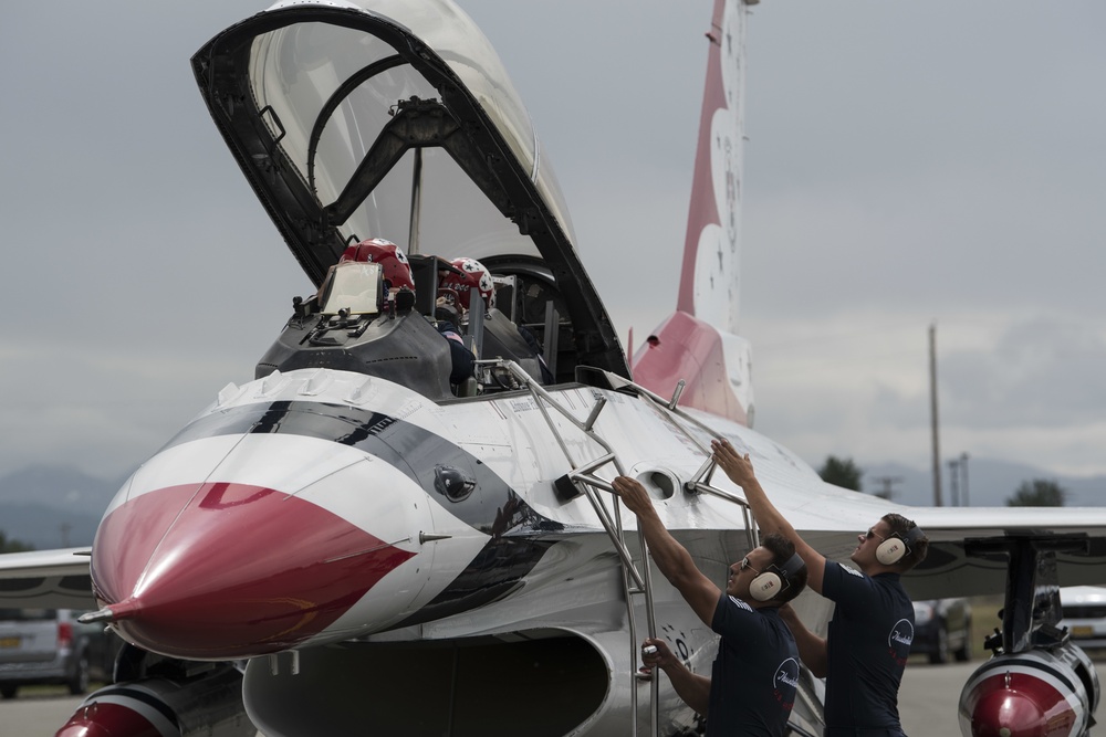 Thunderbird demo team arrives at JBER for Arctic Thunder