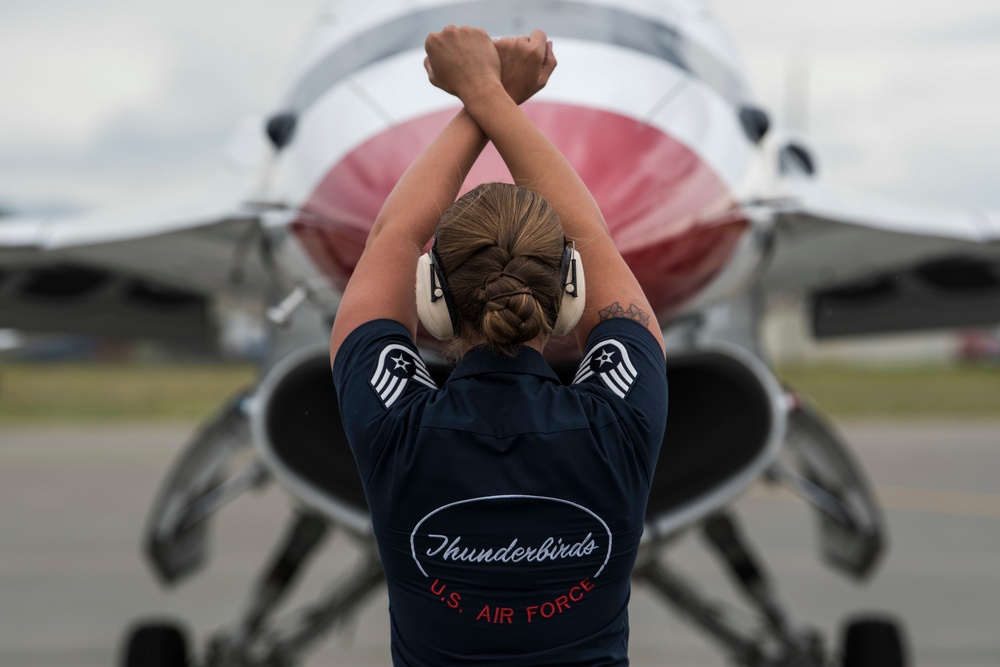 Thunderbird demo team arrives at JBER for Arctic Thunder