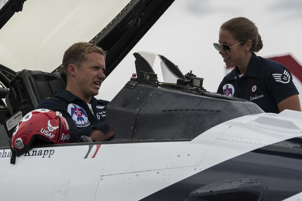 Thunderbird demo team arrives at JBER for Arctic Thunder