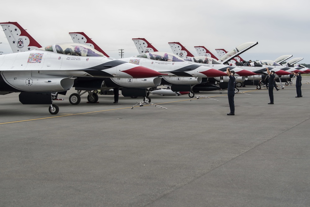 Thunderbird demo team arrives at JBER for Arctic Thunder