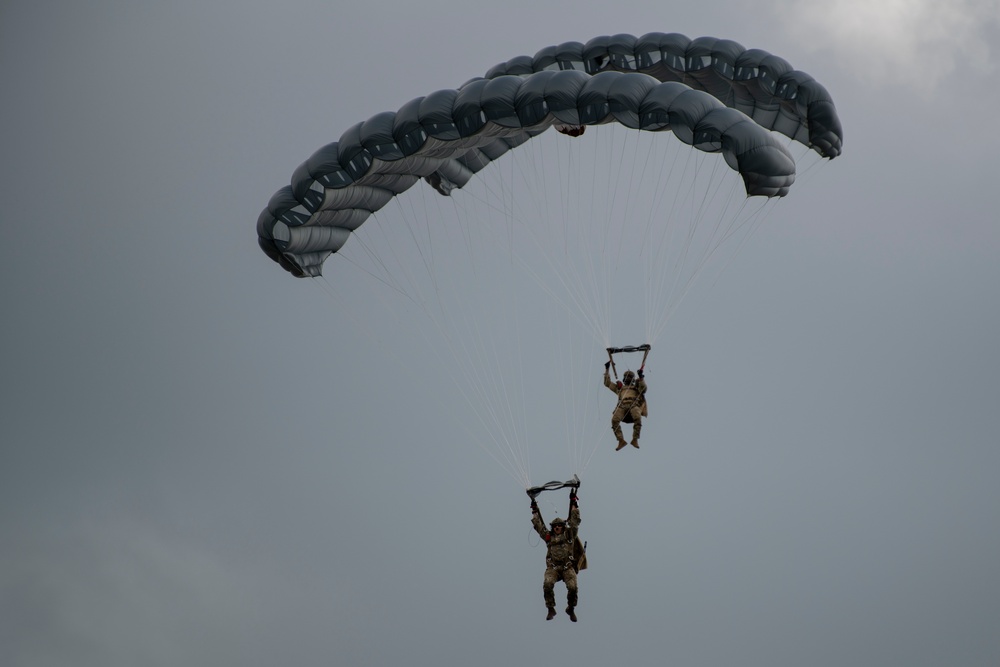 ST operators conduct military freefall