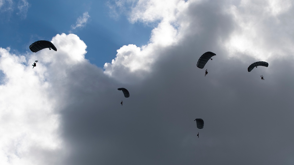 ST operators conduct military freefall