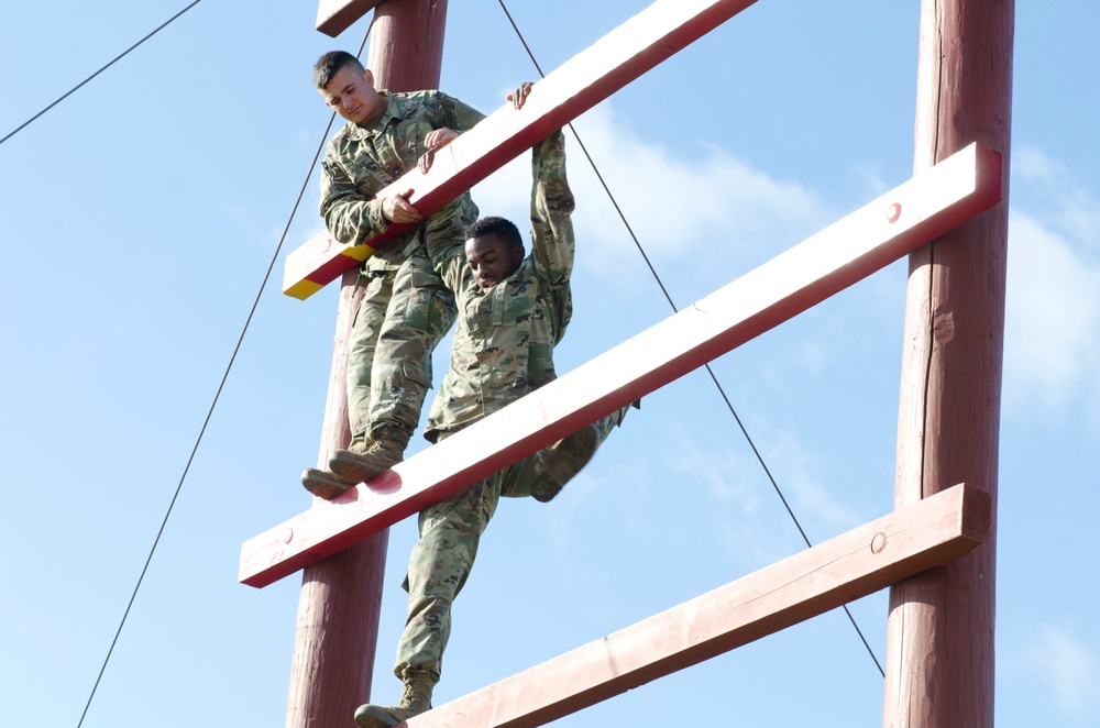 SISCO Soldiers Navigate Phantom Warrior Obstacle Course