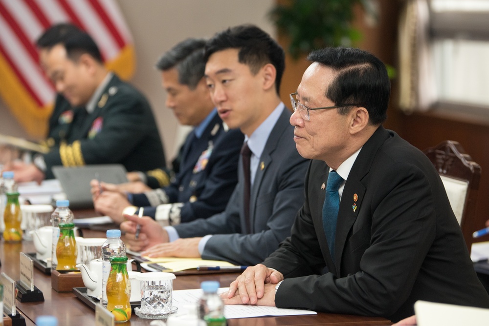 SD meets with ROK's MinDef