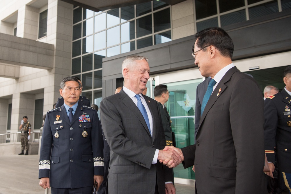 SD meets with ROK's MinDef