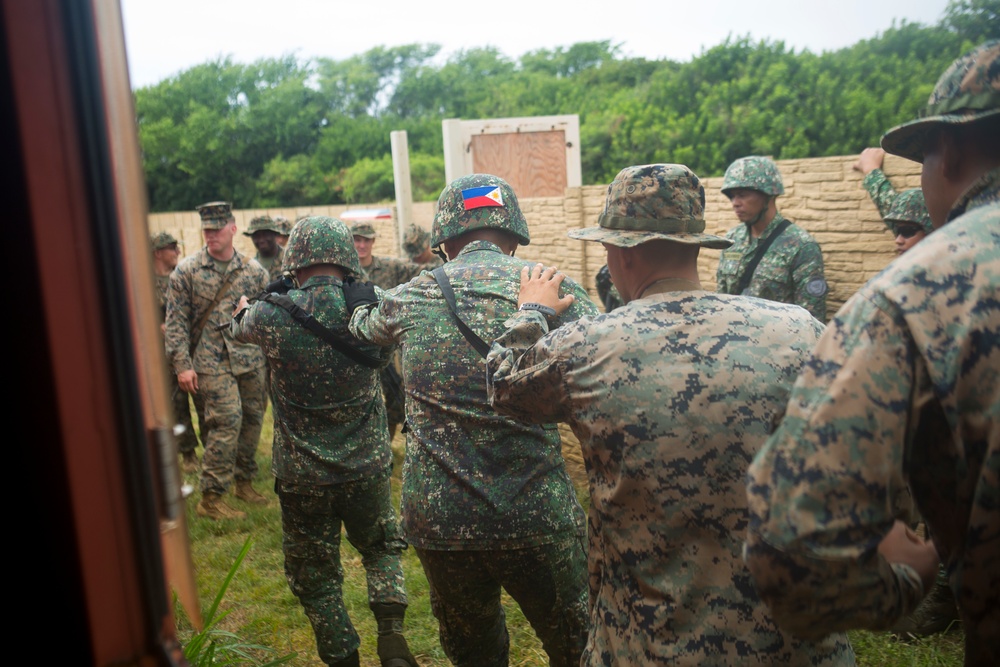 Philippine, U.S. Marines train together during RIMPAC