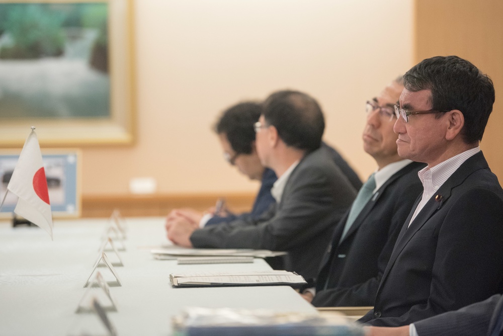 SD meets with Japanese Minister of Foreign Affairs