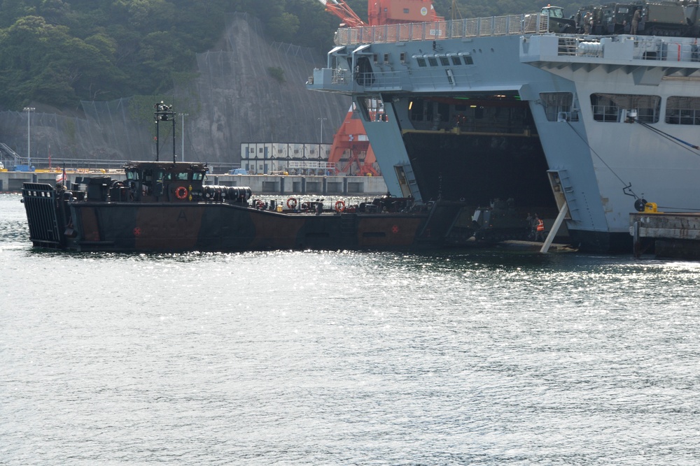 HMS Albion offloads Amphibious vehicles