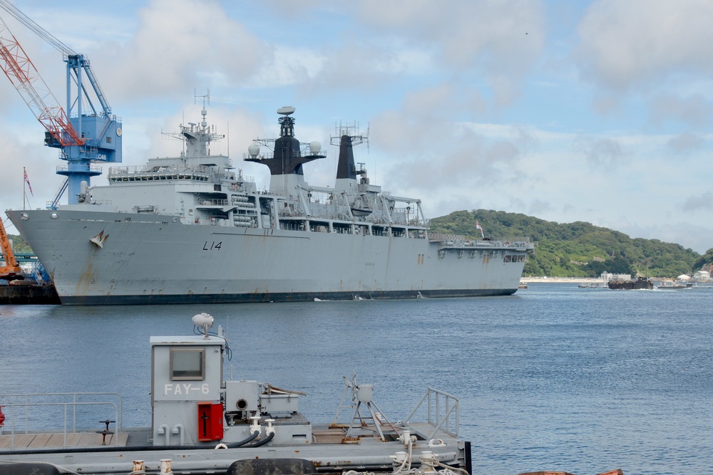HMS Albion offloads Amphibious vehicles