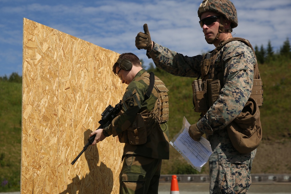 Law Enforcement Marines and Norwegian soldiers cross-train weapon systems