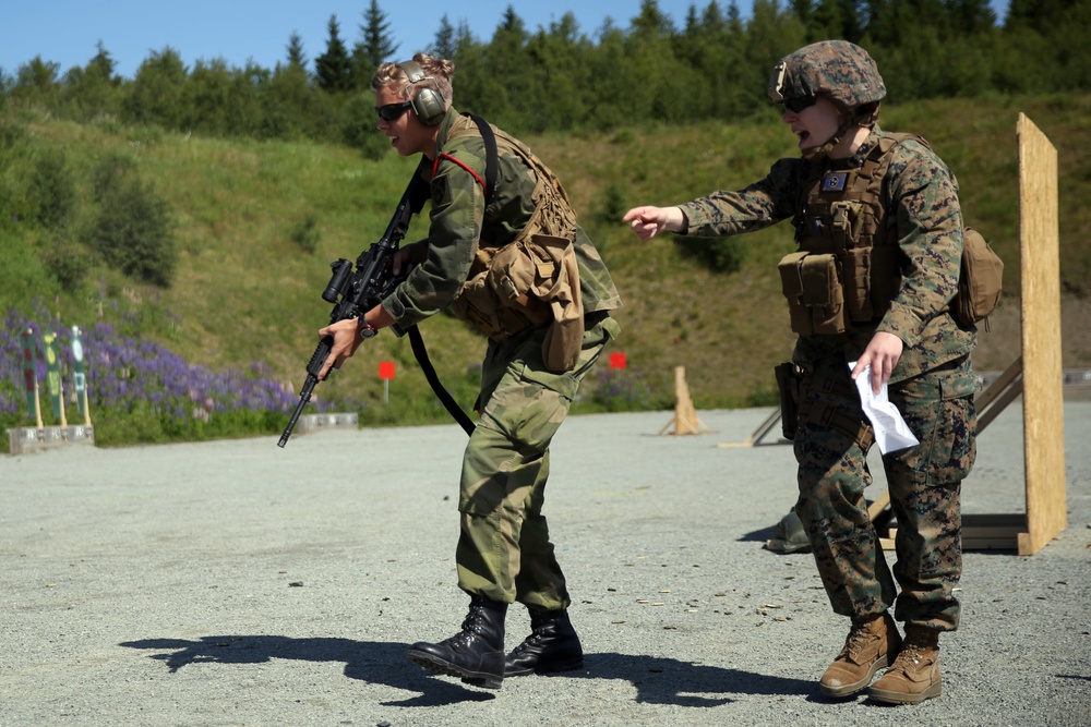 Law Enforcement Marines and Norwegian soldiers cross-train weapon systems
