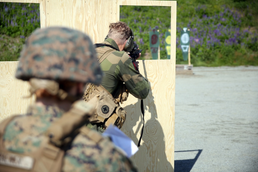Law Enforcement Marines and Norwegian soldiers cross-train weapon systems