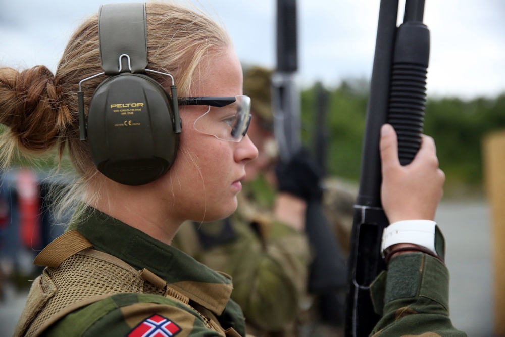 Law Enforcement Marines and Norwegian soldiers cross-train weapon systems