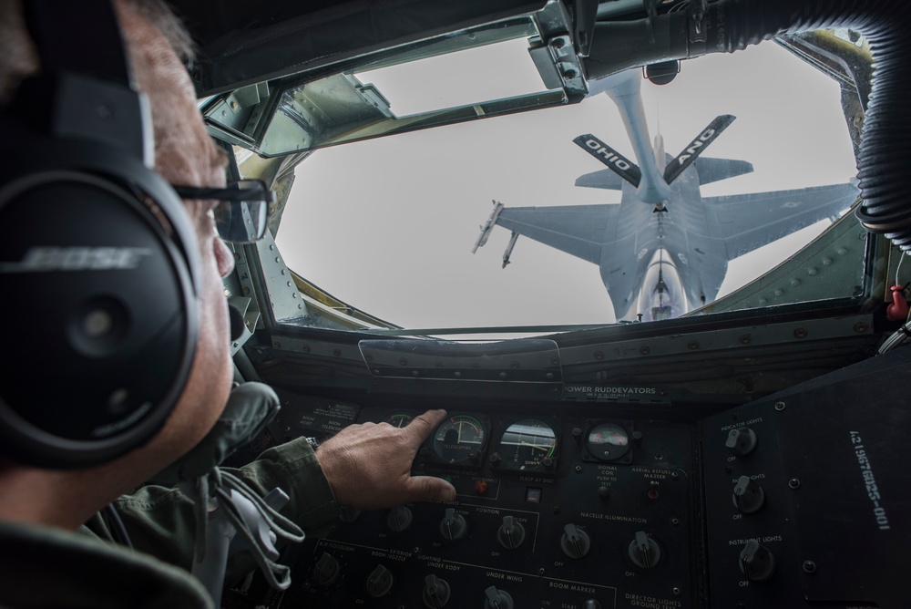 121st ARW refuels 158th FW