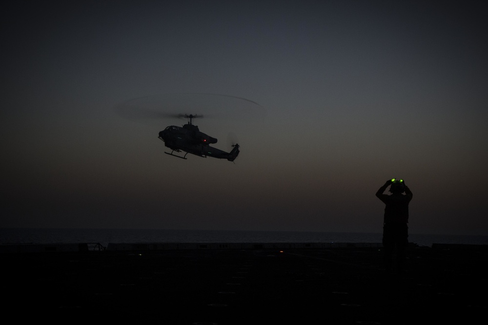Night Flights: 26th MEU maintains night time proficiences while at sea