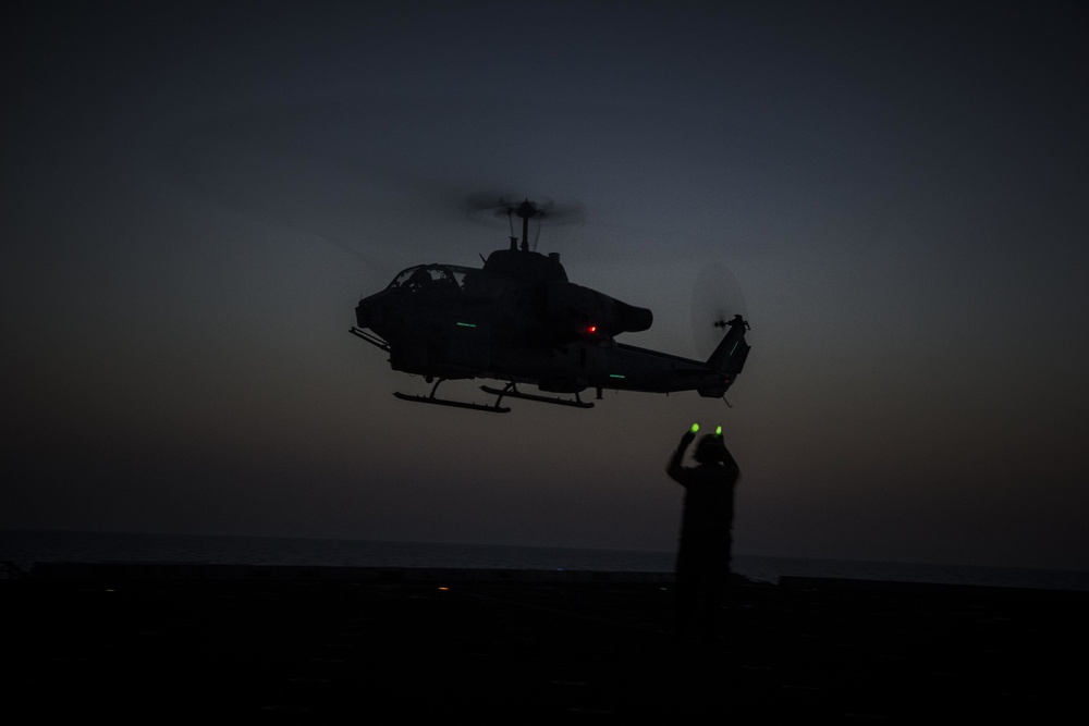 Night Flights: 26th MEU maintains night time proficiences while at sea