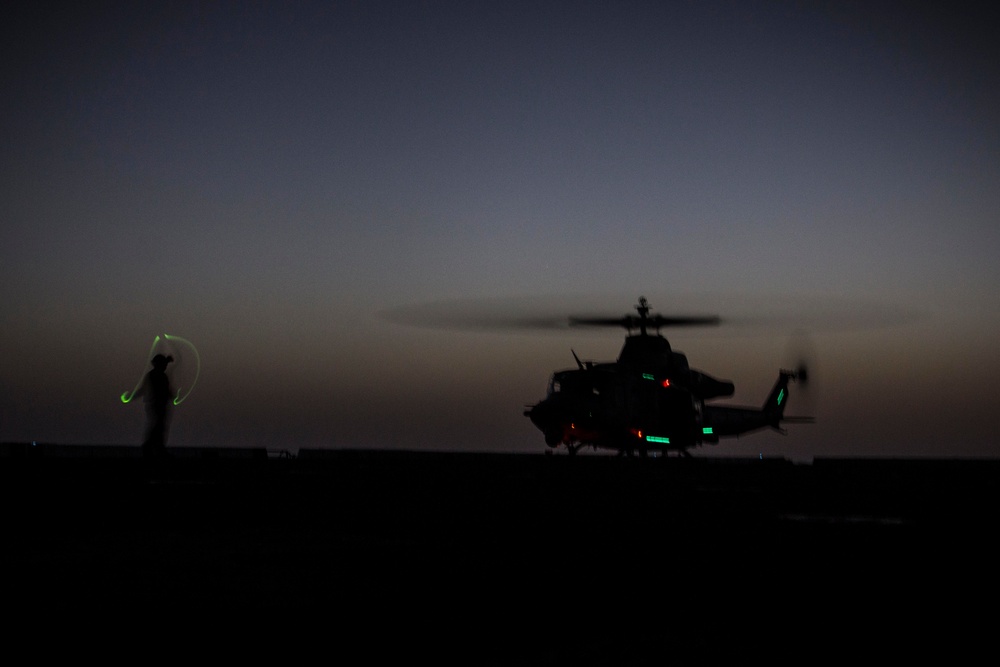 Night Flights: 26th MEU maintains night time proficiences while at sea