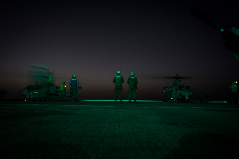 Night Flights: 26th MEU maintains night time proficiences while at sea