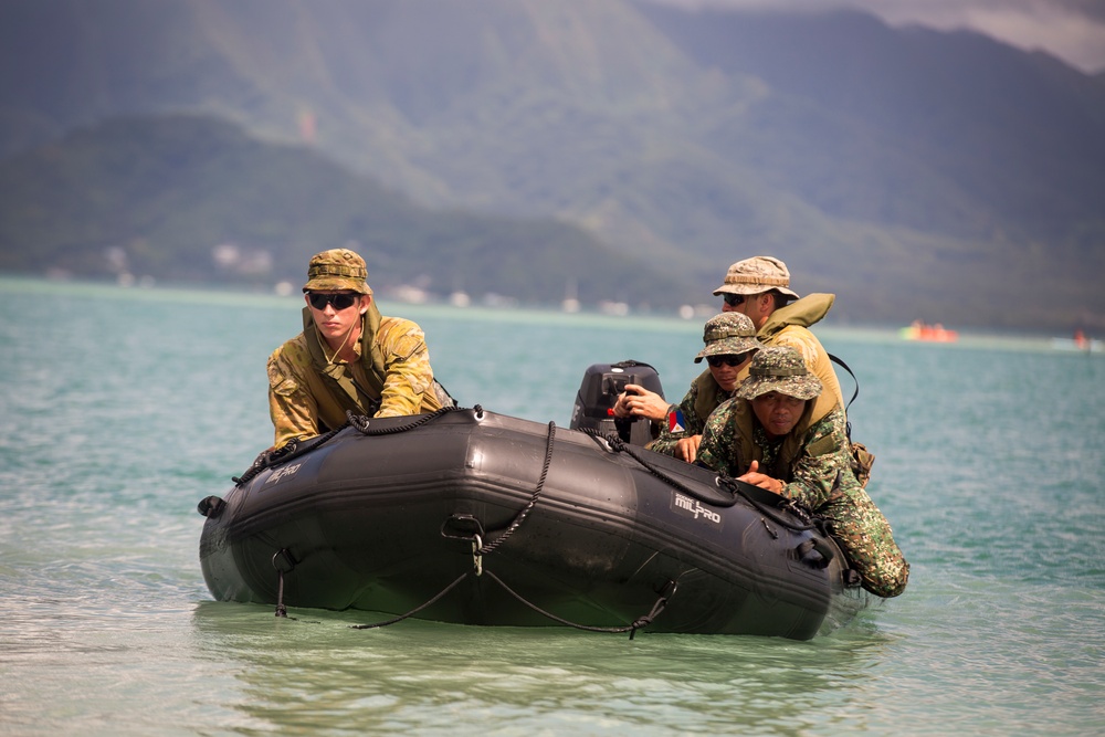 Australians, Philippines conduct beach insertions during RIMPAC