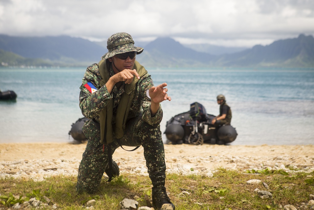 Philippine Marines conduct beach insertions during RIMPAC