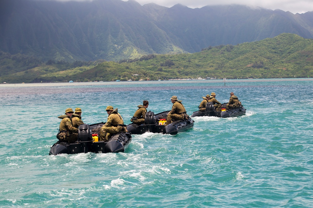 Australians conduct beach insertions during RIMPAC