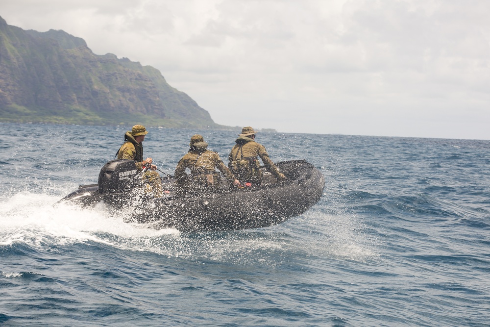 Australians conduct beach insertions during RIMPAC