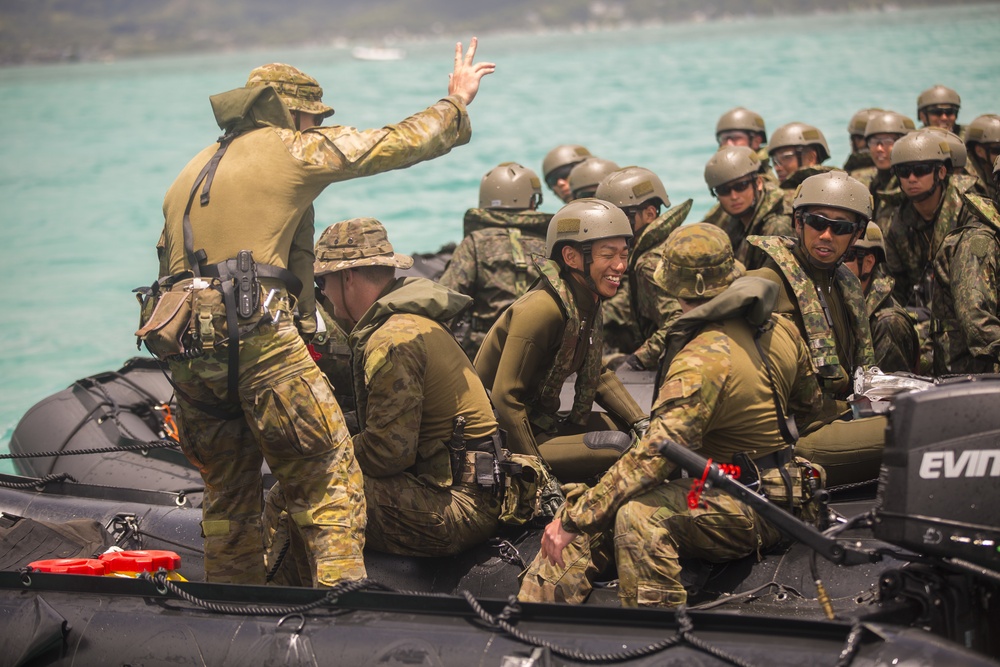 Australians, Japanese conduct beach insertions during RIMPAC