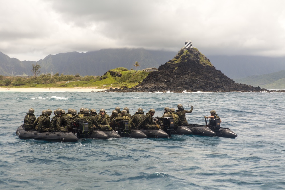 Japanese conduct beach insertions during RIMPAC