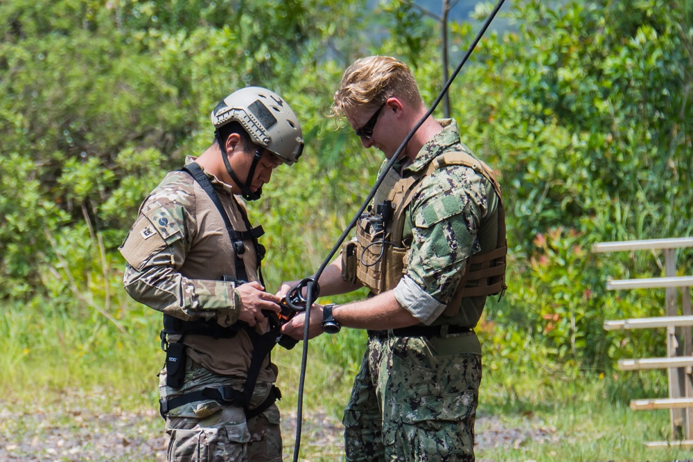 Explosive Ordnance Disposal Teams Conduct Rappelling Training During RIMPAC 2018