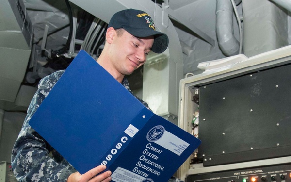 Sailors initialize radars aboard USS Bonhomme Richard (LHD 6)