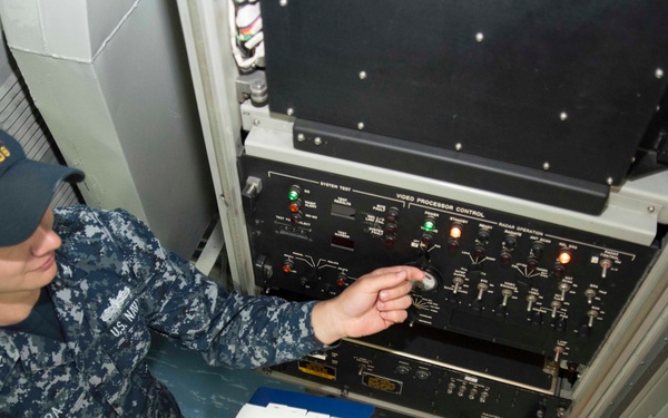 Sailors initialize radars aboard USS Bonhomme Richard (LHD 6)
