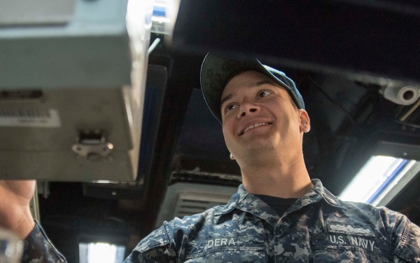 Sailors initialize radars aboard USS Bonhomme Richard (LHD 6)