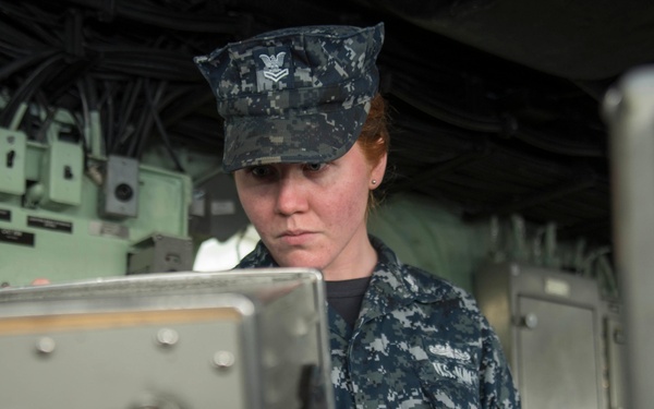 Sailors initialize radars aboard USS Bonhomme Richard (LHD 6)