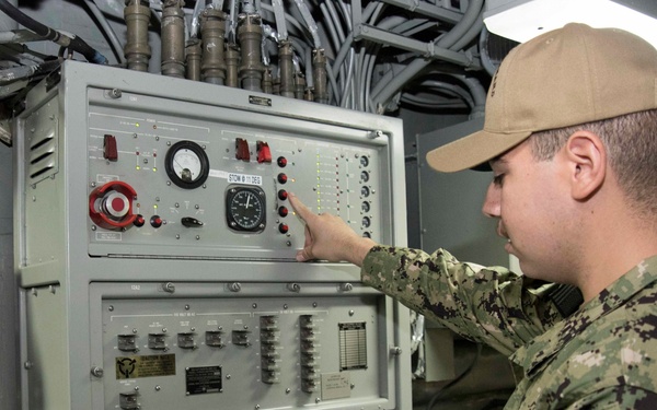Sailors initialize radars aboard USS Bonhomme Richard (LHD 6)