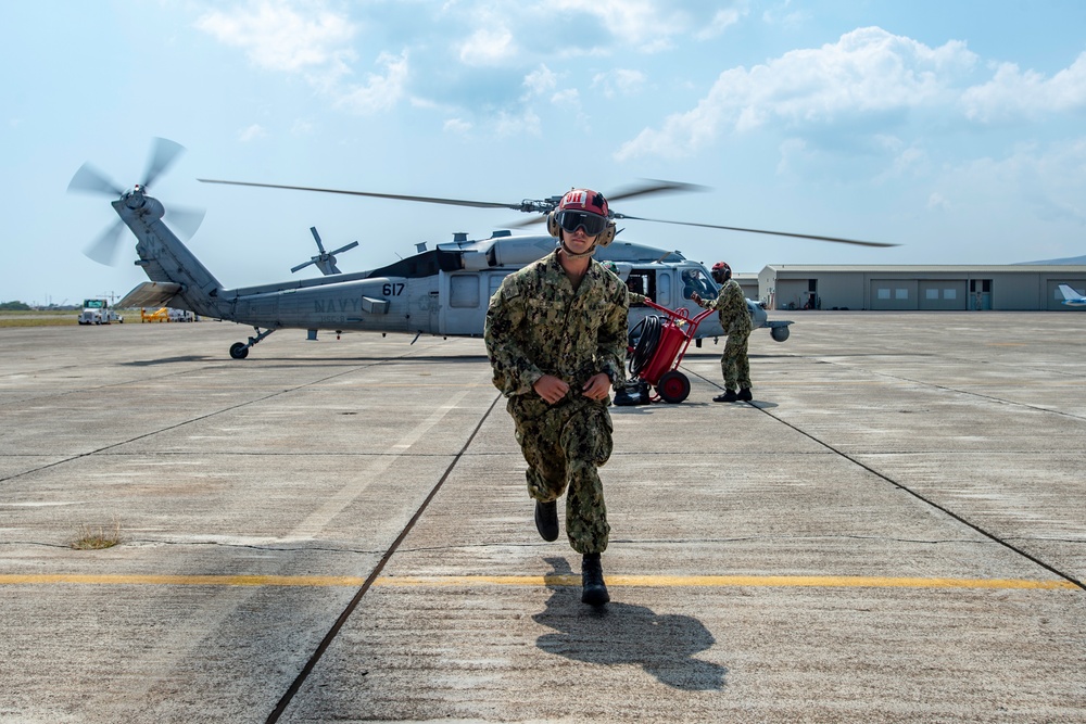 HSC-8 refuels MH-60S Sea Hawk helicopter - RIMPAC 2018