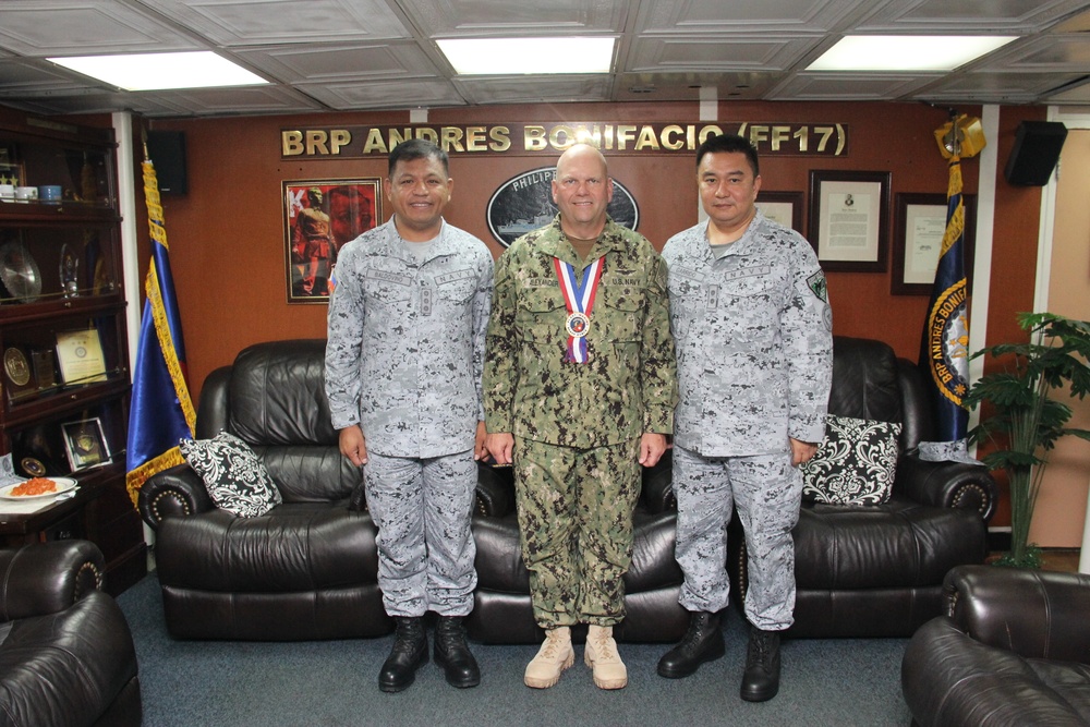 Philippine Navy Contingent welcomes  the U.S. 3rd Fleet Commander