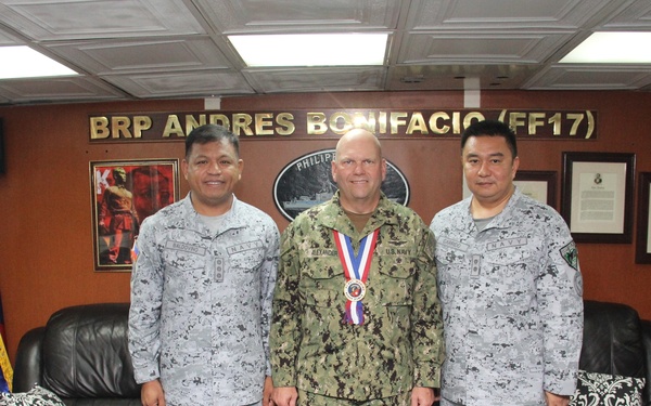 Philippine Navy Contingent welcomes  the U.S. 3rd Fleet Commander