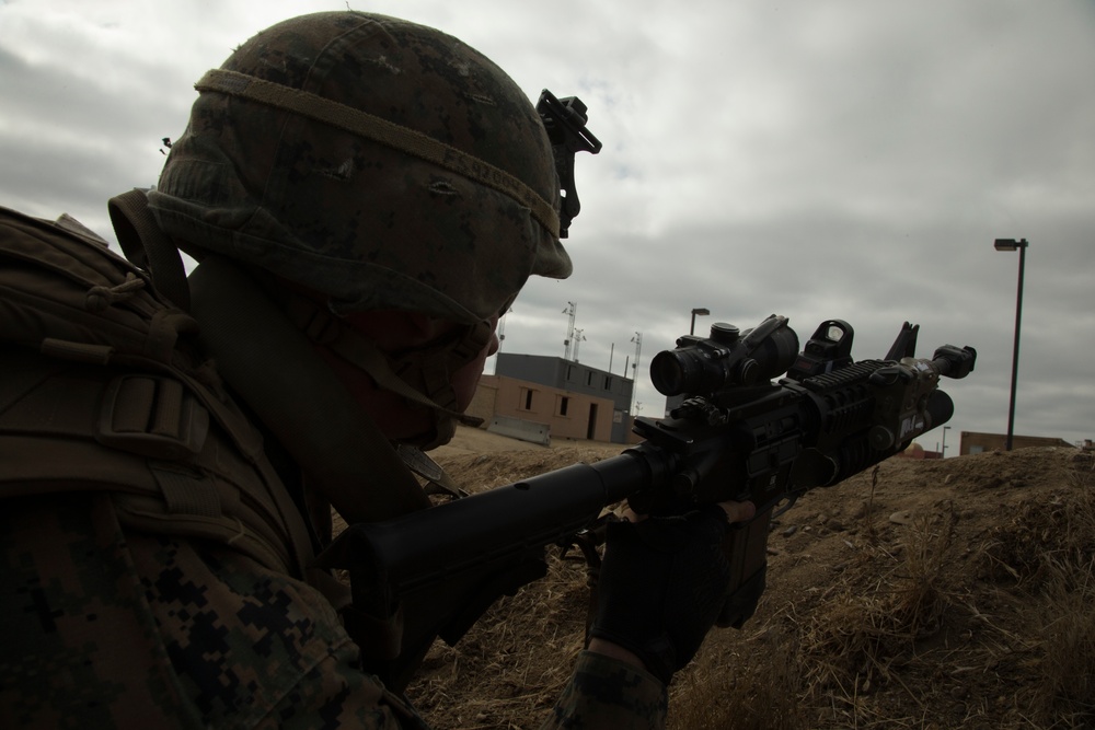 Canadian soldiers, U.S. Marines storm combat town during RIMPAC